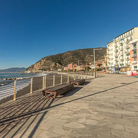 Real Italian Estate - A Due Passi Dal Mare